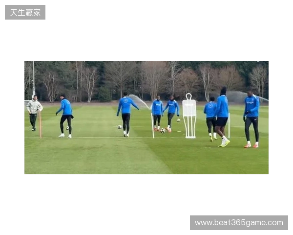 跟队:埃斯特旺参加了切尔西的公开训练,里斯、约恩森缺席